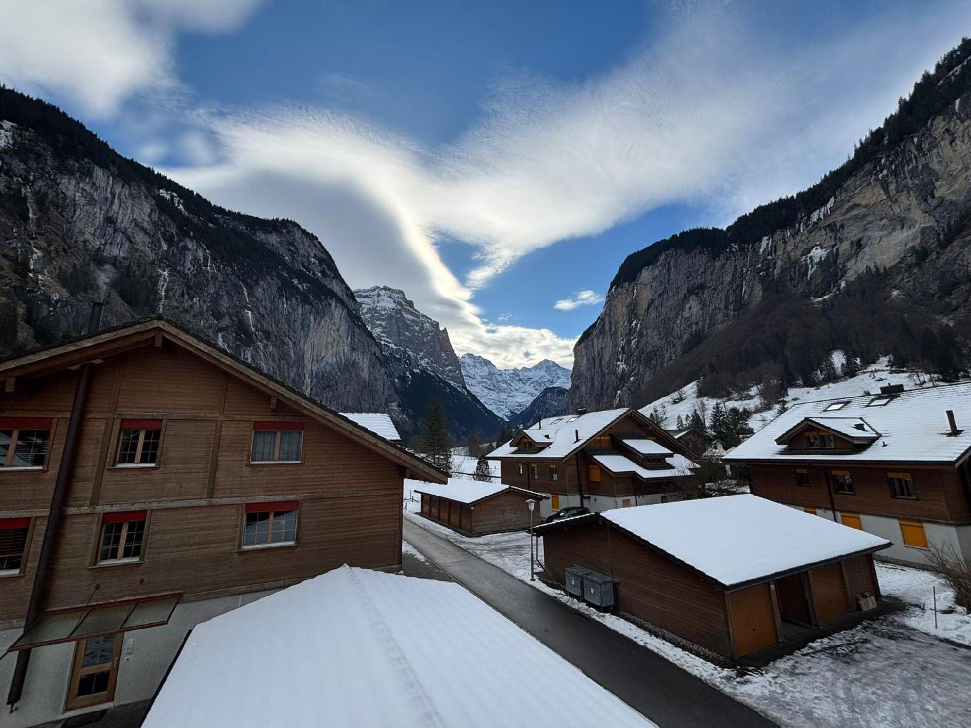 Charming Penthouse Apartment Lauterbrunnen Exterior foto